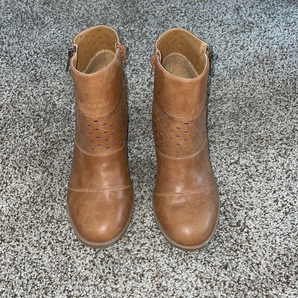 Woman’s Brown Size 8 Short Boots